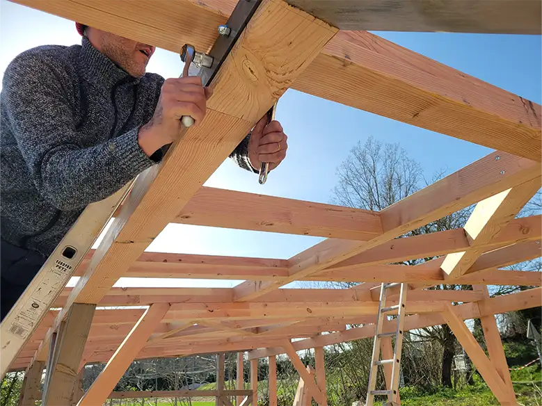 deux personnes sur un toit